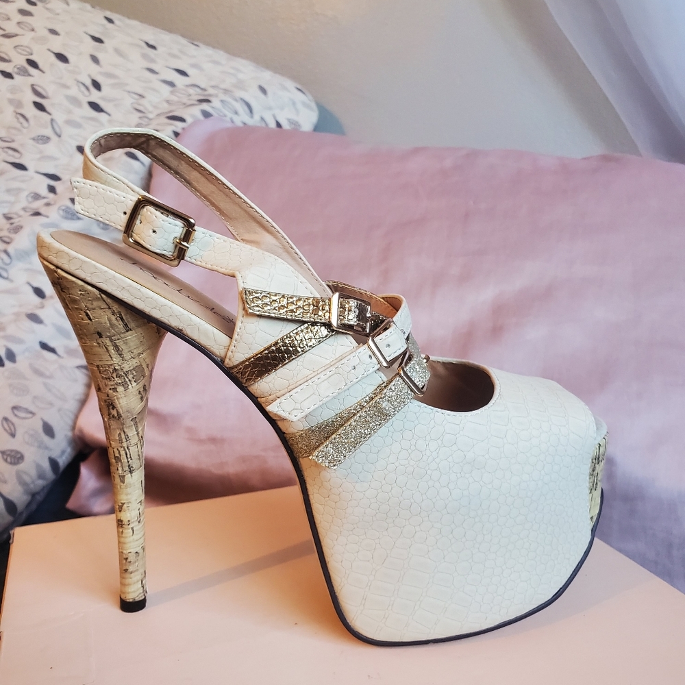 Shoedazzle Megan Cream Platform Heels Size 9.5